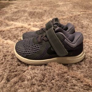 NIKE boys toddler shoes, gray, size 6C